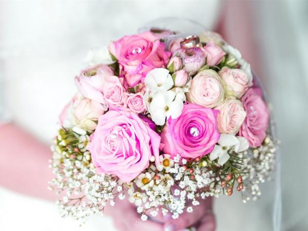 Brautstrauß mit rosanen und weißen Blumen