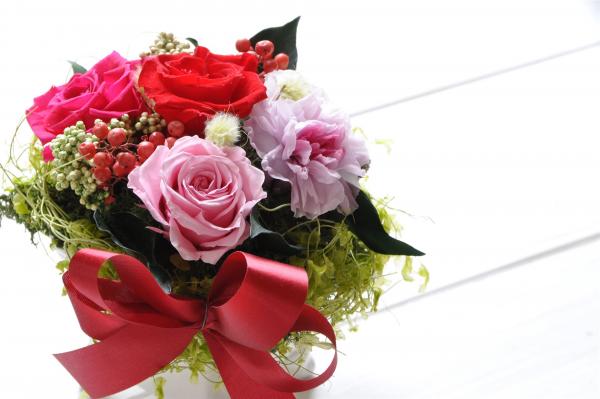 Blumenstrauß mit Rosen und Schleife