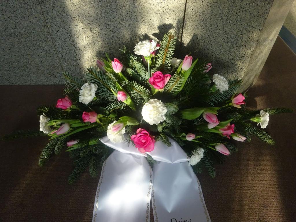 Trauerfloristik mit Seidenschleife