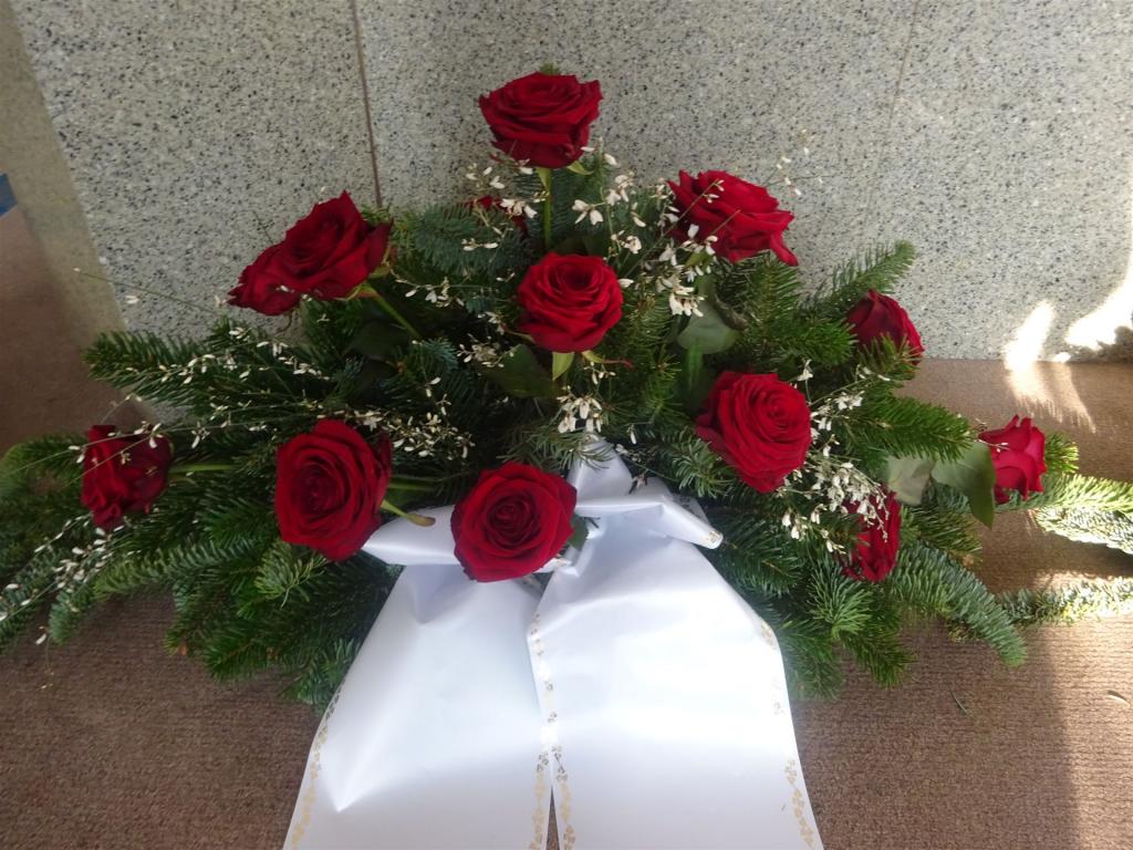 Trauerfloristik mit Seidenschleife