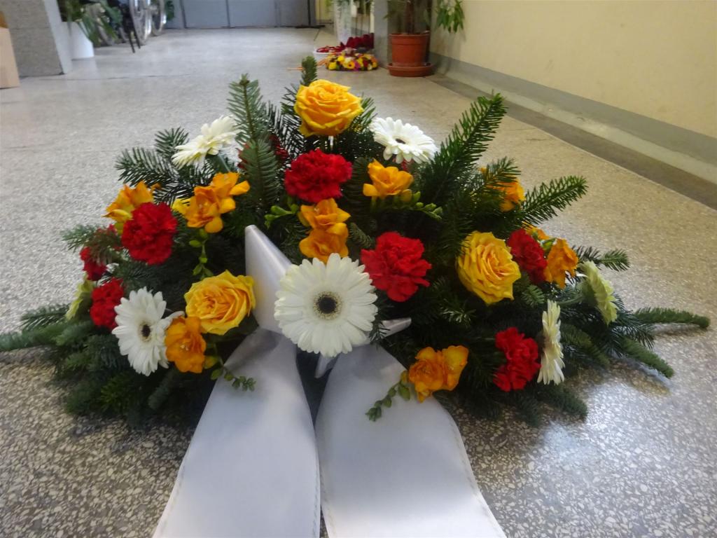 Trauerfloristik mit Seidenschleife