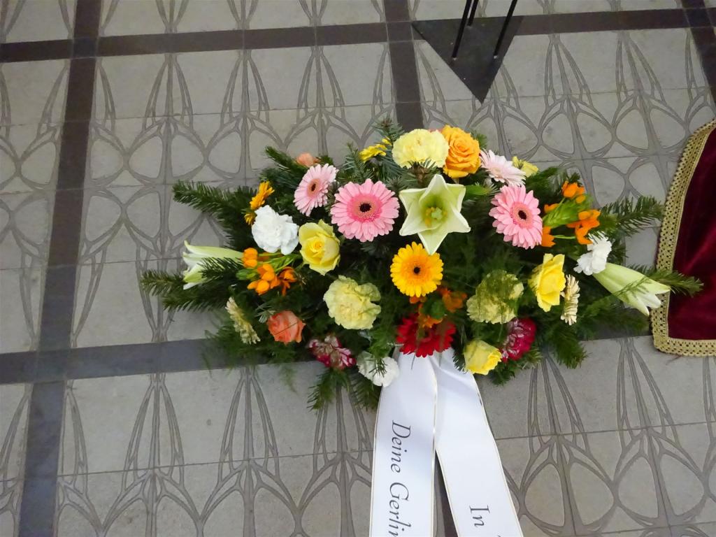 Trauerfloristik mit Seidenschleife