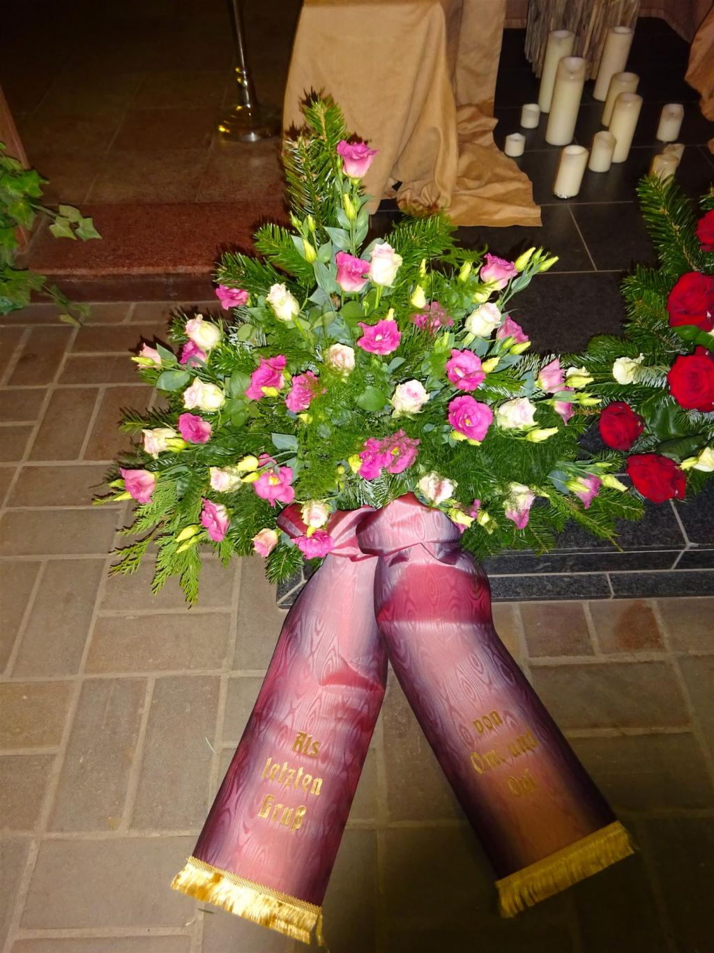 Trauerfloristik mit Seidenschleife