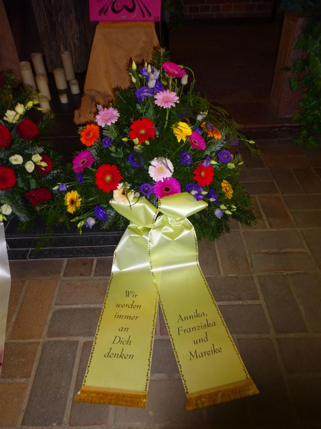 Trauerfloristik mit Seidenschleife