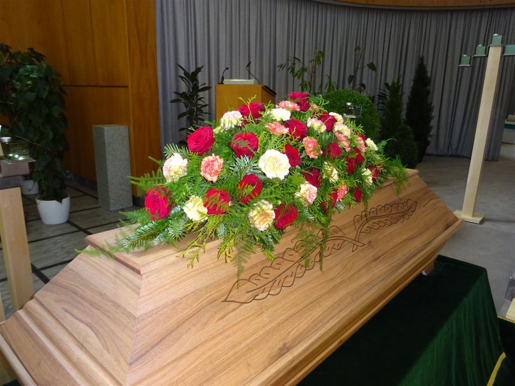 Trauerfloristik auf Sarg