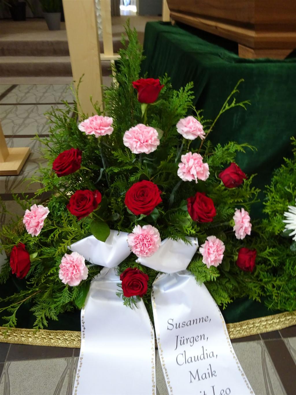 Trauerfloristik mit Seidenschleife