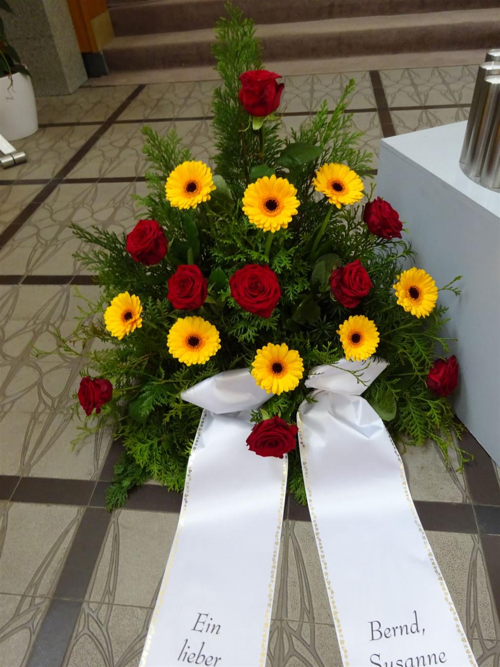 Trauerfloristik mit Seidenschleife