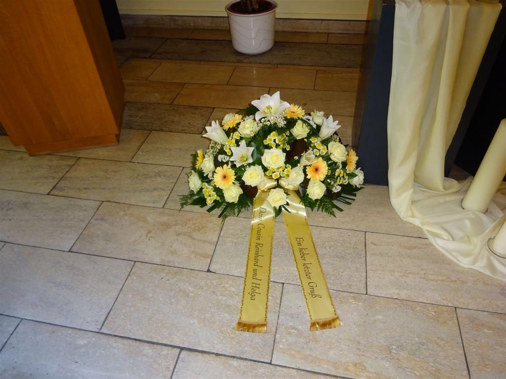 Trauerfloristik mit Seidenschleife