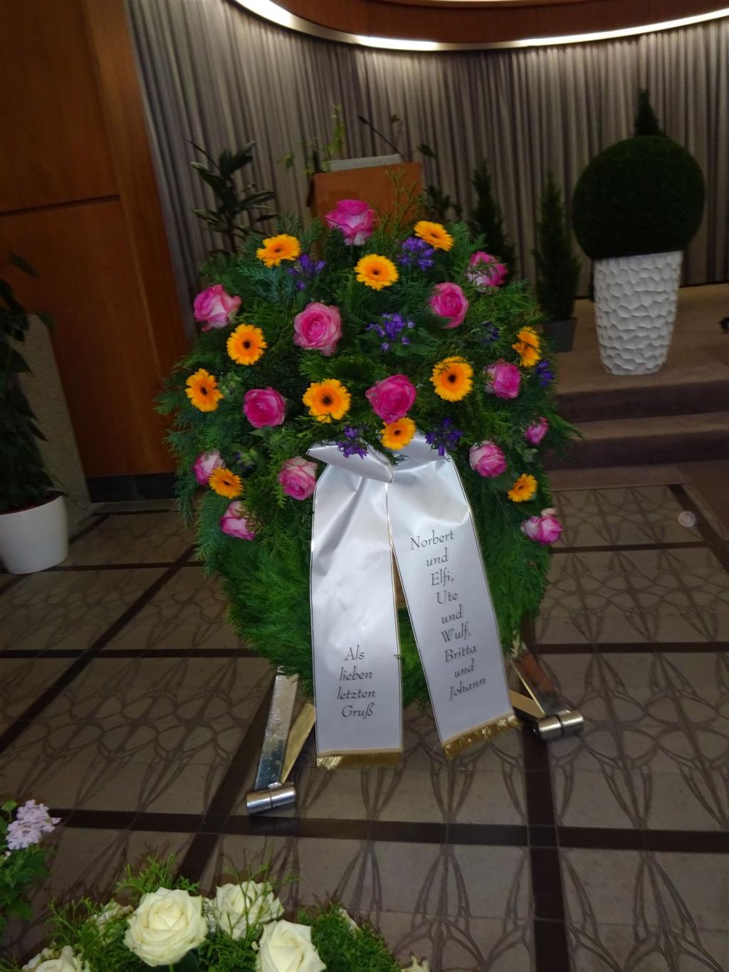 Trauerfloristik mit Seidenschleife