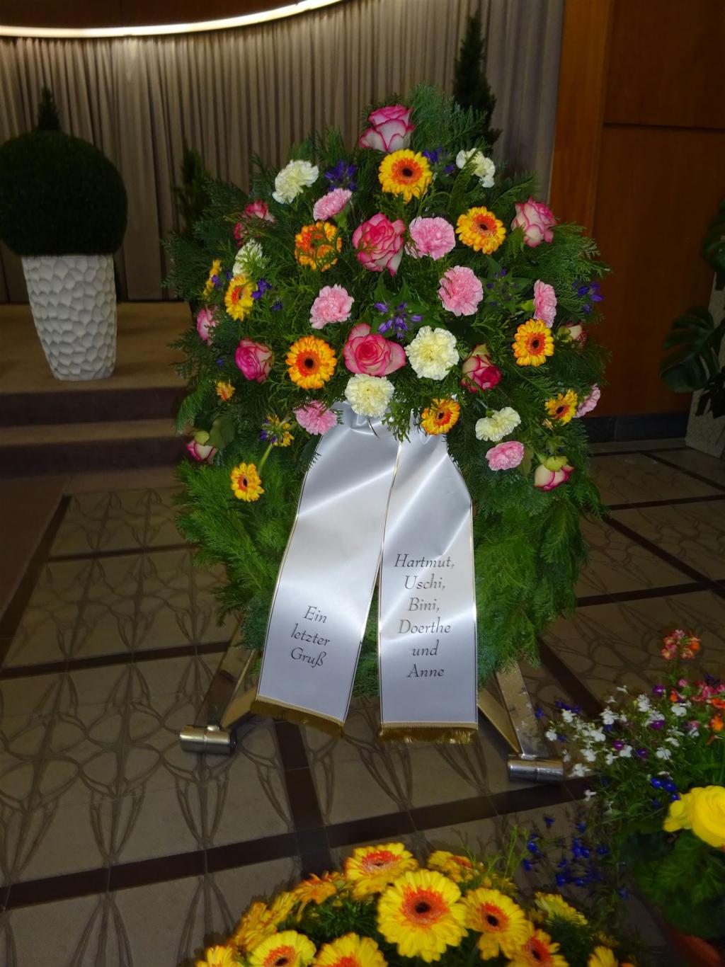 Trauerfloristik mit Seidenschleife