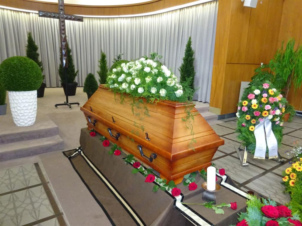 Trauerfloristik auf Sarg