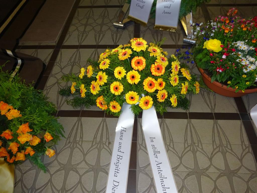 Trauerfloristik mit Seidenschleife