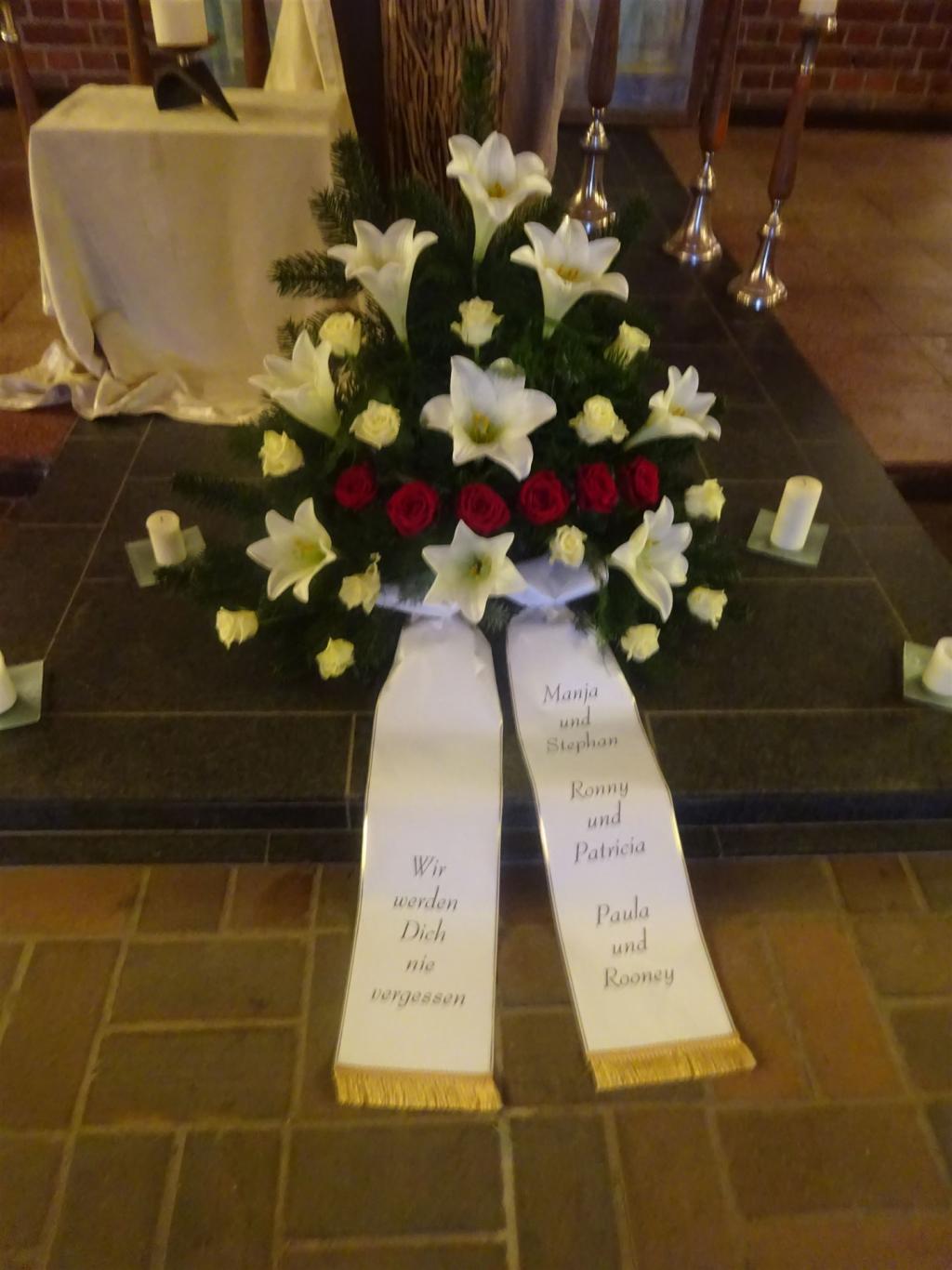 Trauerfloristik mit Seidenschleife