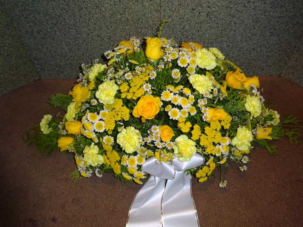 Trauerfloristik mit Seidenschleife