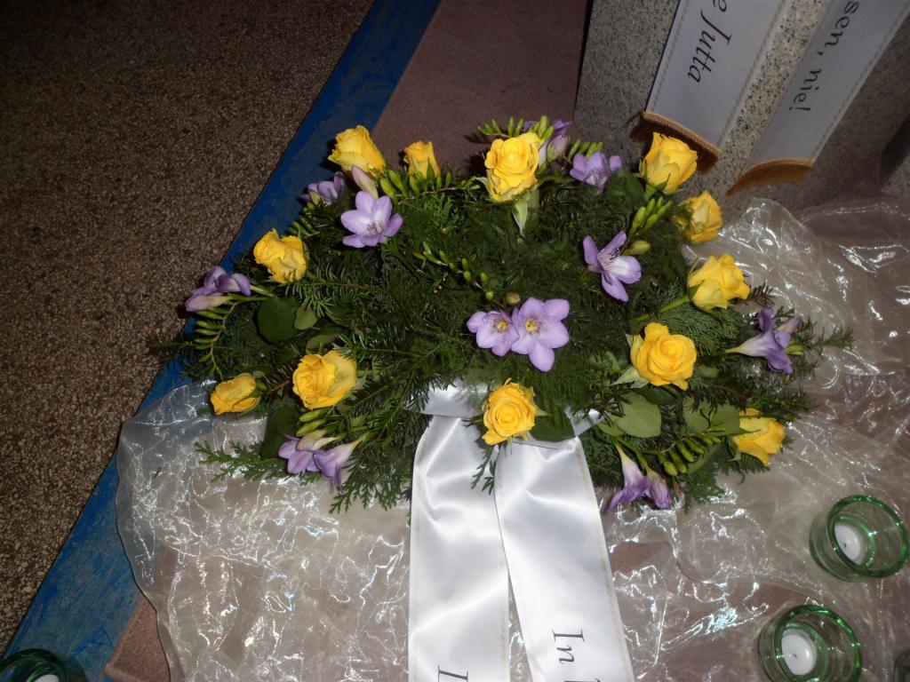 Trauerfloristik mit Seidenschleife