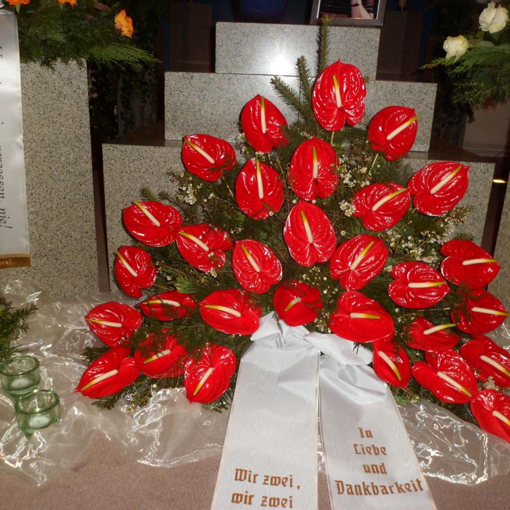 Trauerfloristik mit Seidenschleife