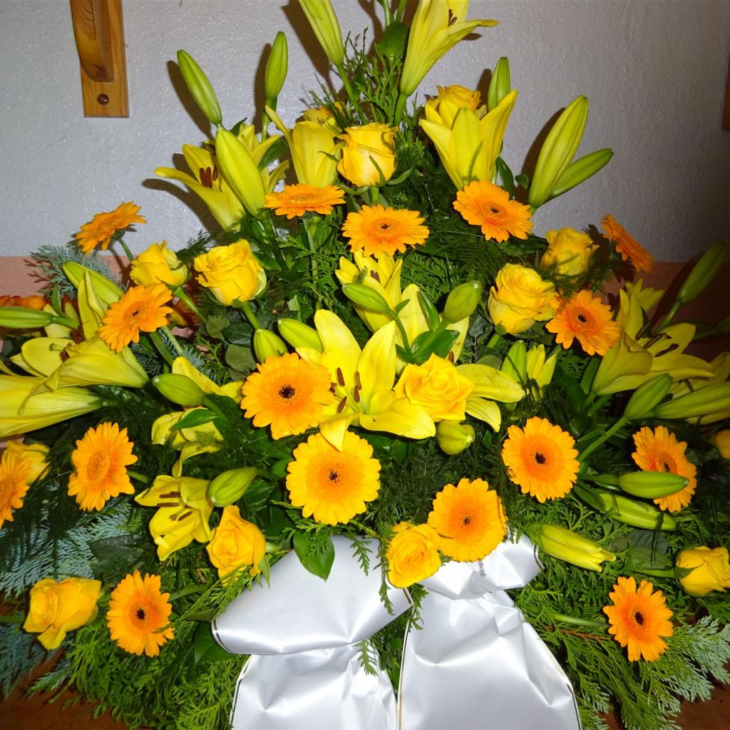 Trauerfloristik mit Seidenschleife