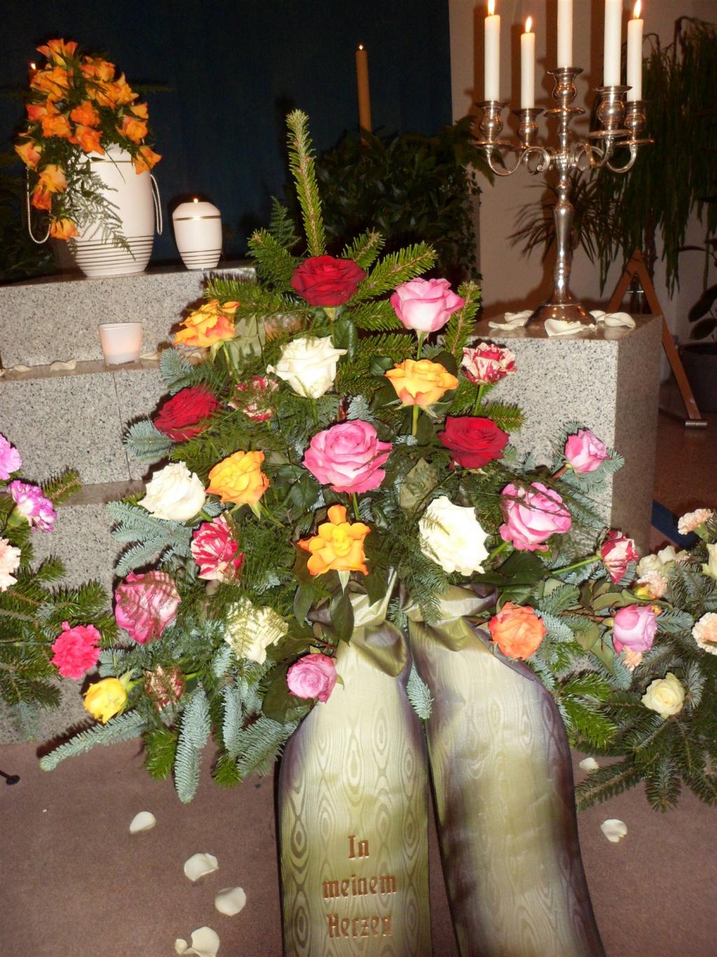 Trauerfloristik mit Seidenschleife