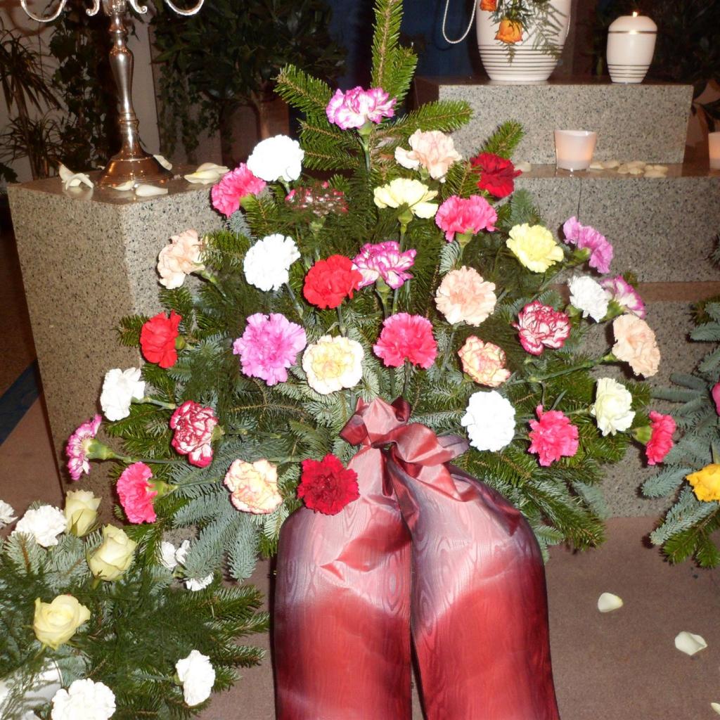 Trauerfloristik mit Seidenschleife