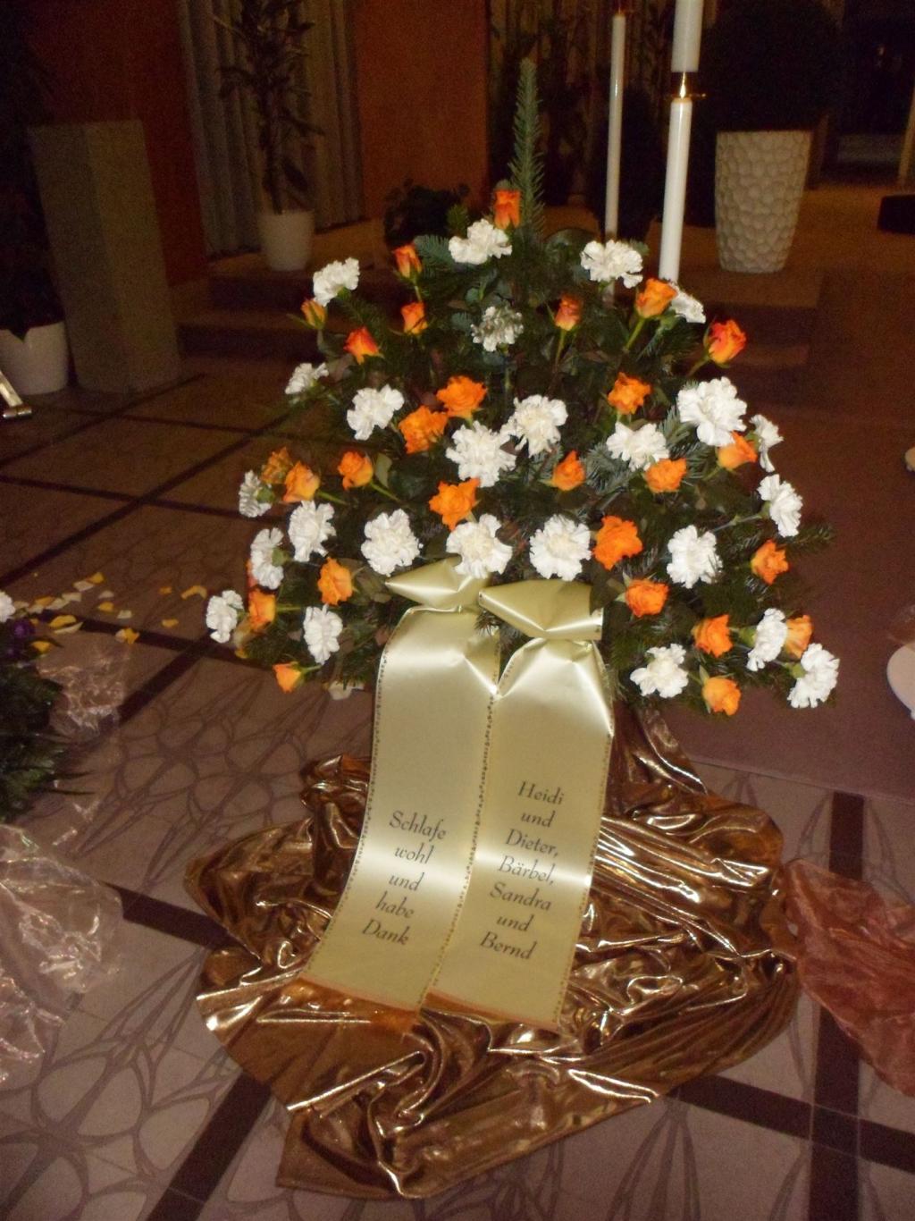 Trauerfloristik mit Seidenschleife