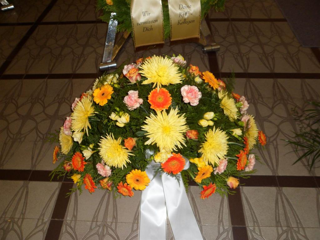 Trauerfloristik mit Seidenschleife