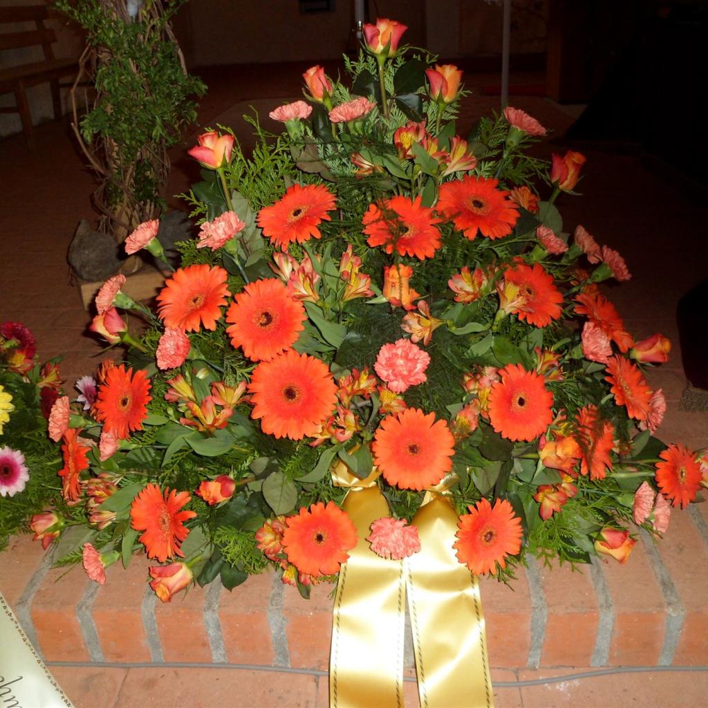 Trauerfloristik mit Seidenschleife