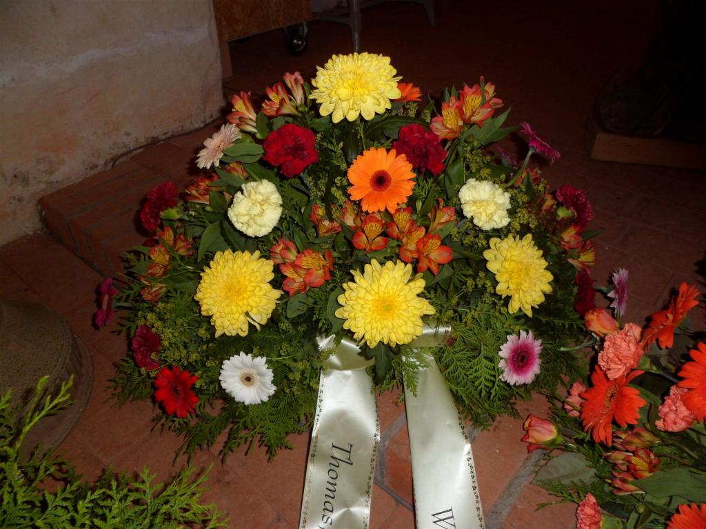 Trauerfloristik mit Seidenschleife