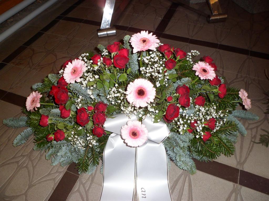 Trauerfloristik mit Seidenschleife