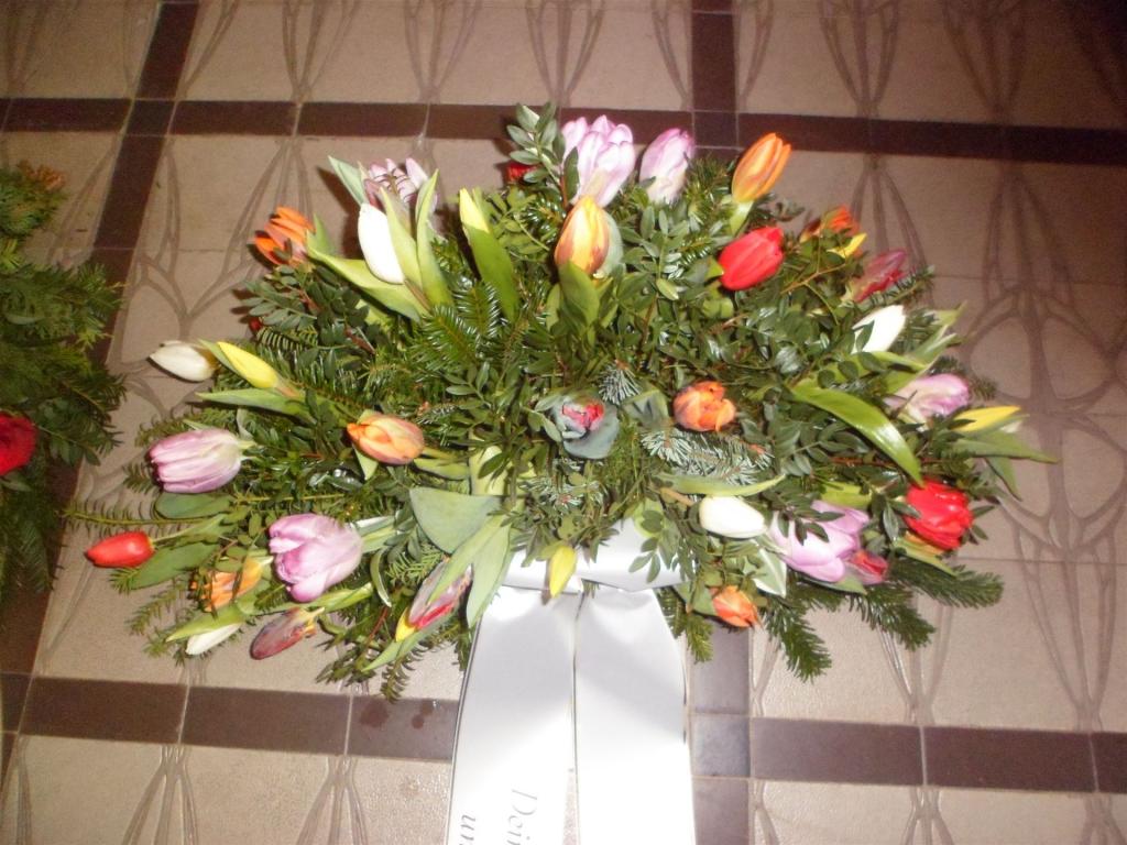 Trauerfloristik mit Seidenschleife