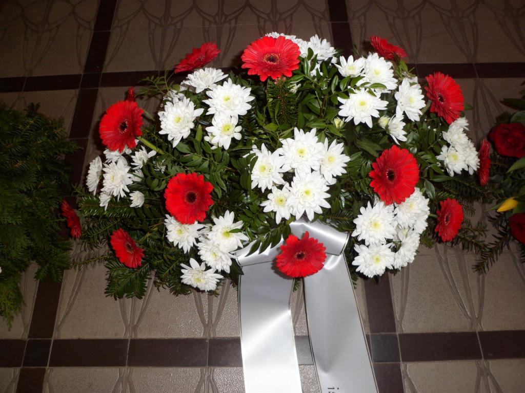 Trauerfloristik mit Seidenschleife