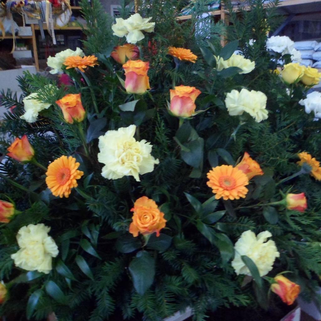 Trauerfloristik mit Seidenschleife