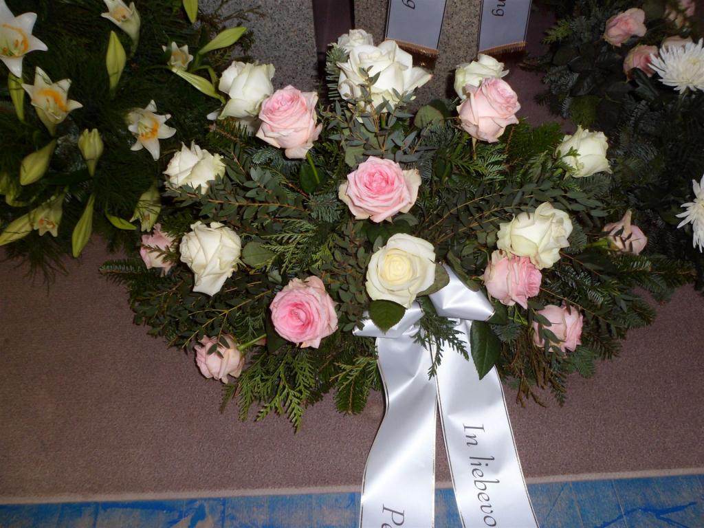 Trauerfloristik mit Seidenschleife