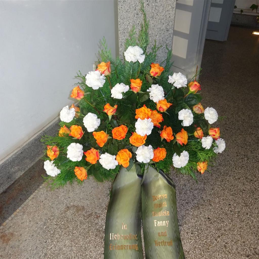 Trauerfloristik mit Seidenschleife