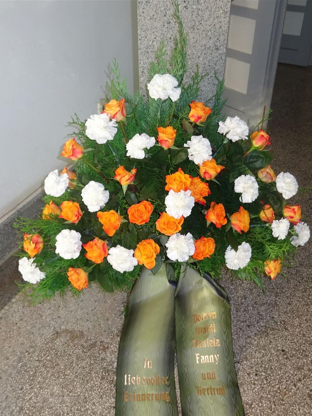 Trauerfloristik mit Seidenschleife