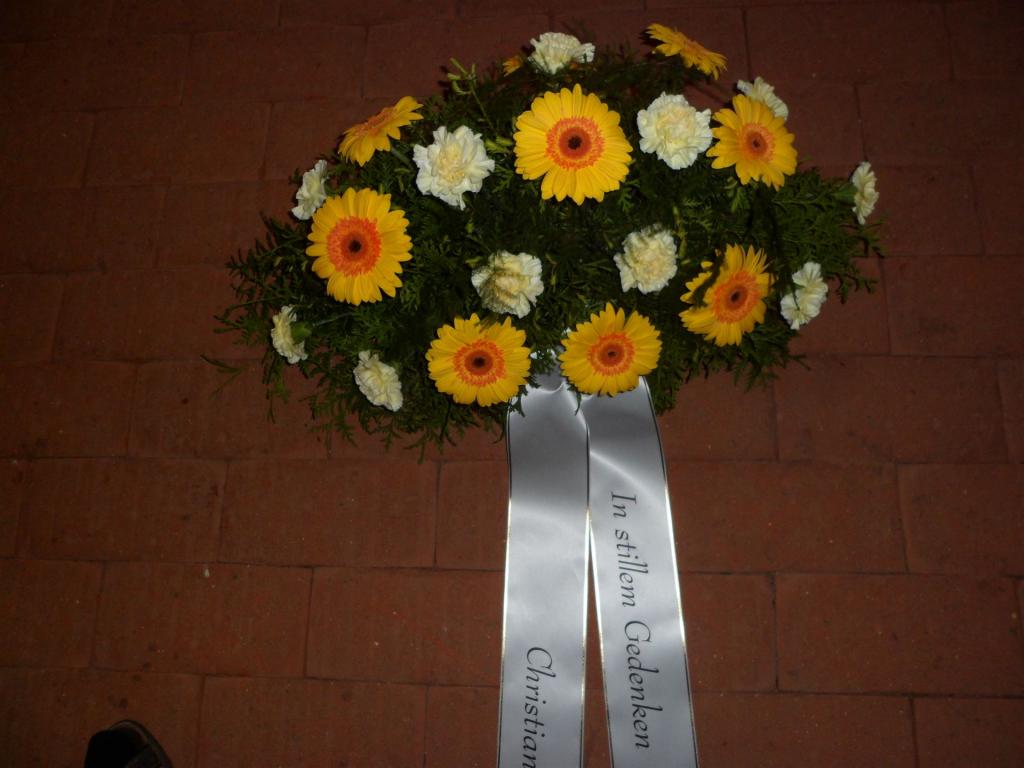 Trauerfloristik mit Seidenschleife