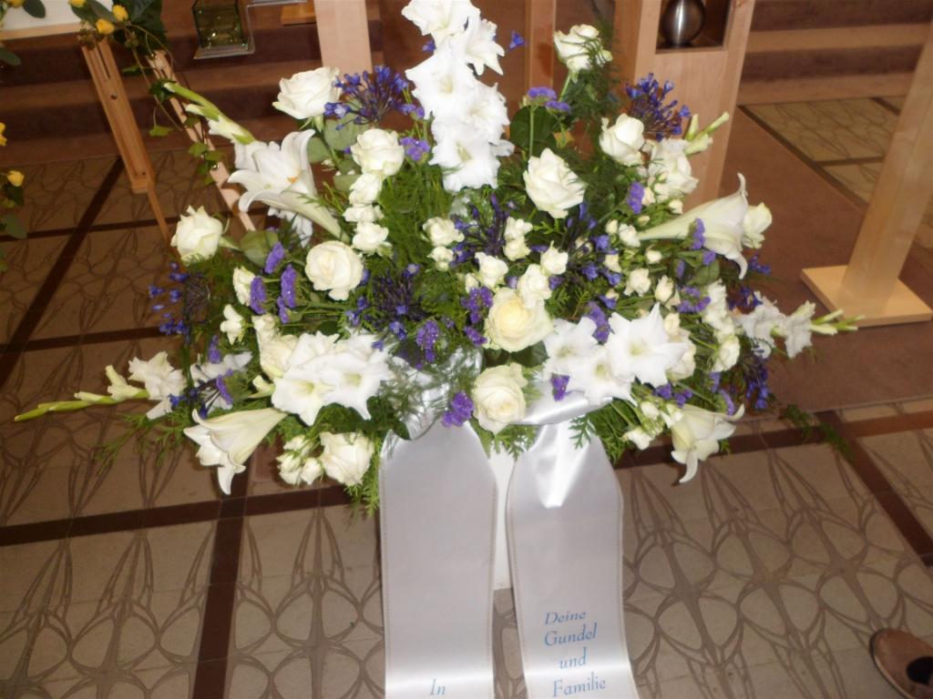 Trauerfloristik mit Seidenschleife